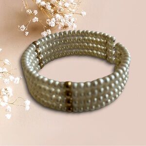 Chic Flexible Opening Pearl Bracelet with Gold Detailing
